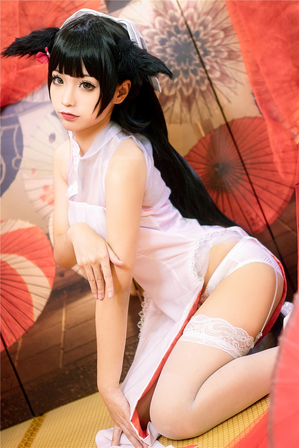 吃瓜资讯速递：幕后花絮中，两位明星靠得如此之近，仿佛有秘密