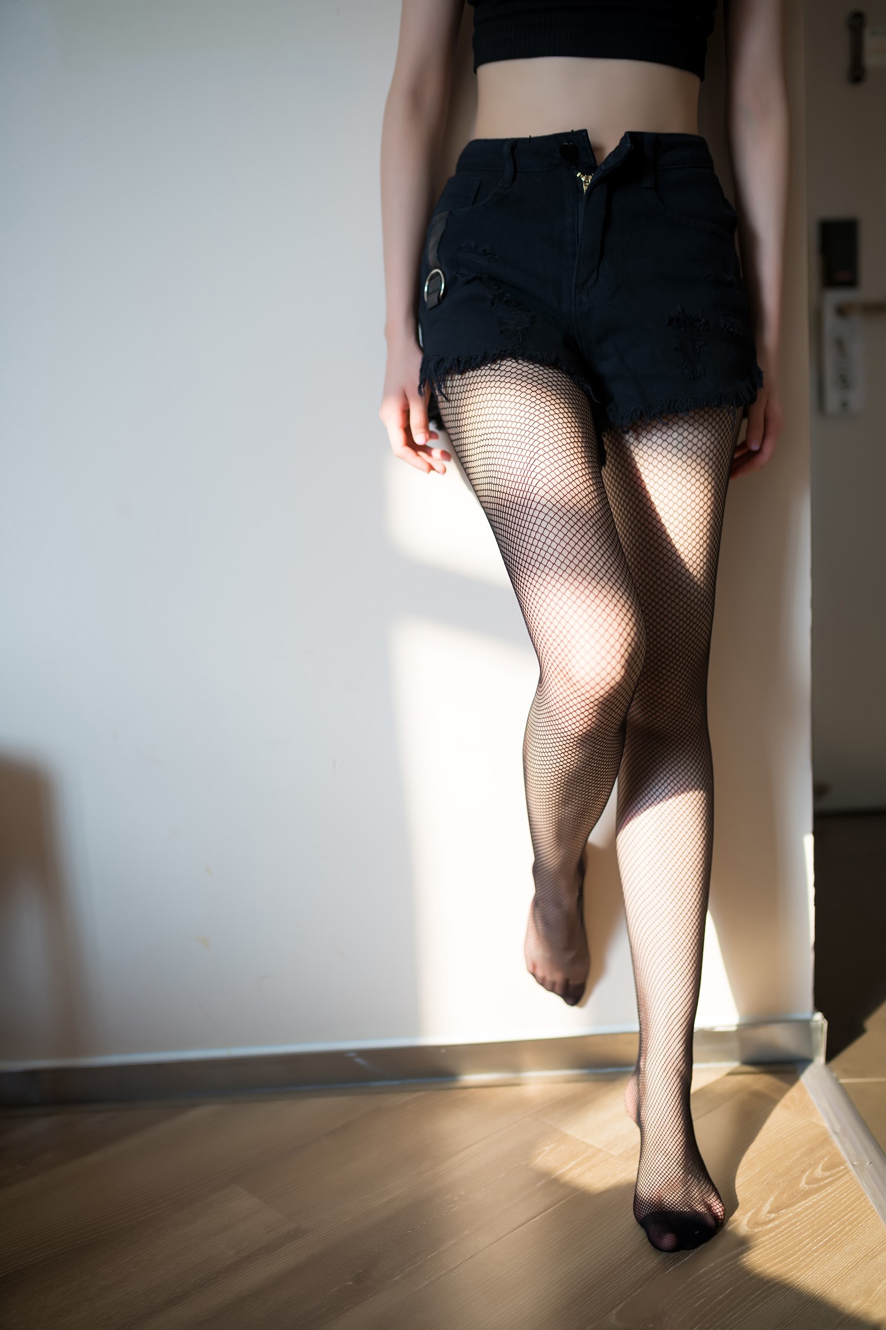 黑料不打烊镜头:杂志封面拍摄结束,摄影棚多人离开后仍有人逗留